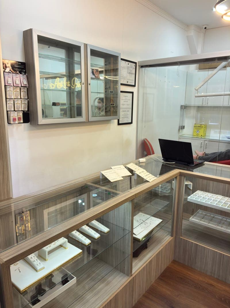 Vitrines com joias em titânio, ouro e prata